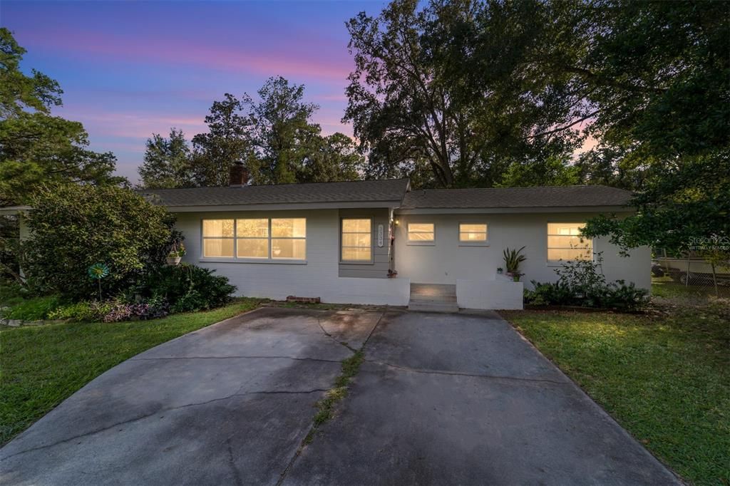 Activo con contrato: $265,000 (4 camas, 2 baños, 1749 Pies cuadrados)