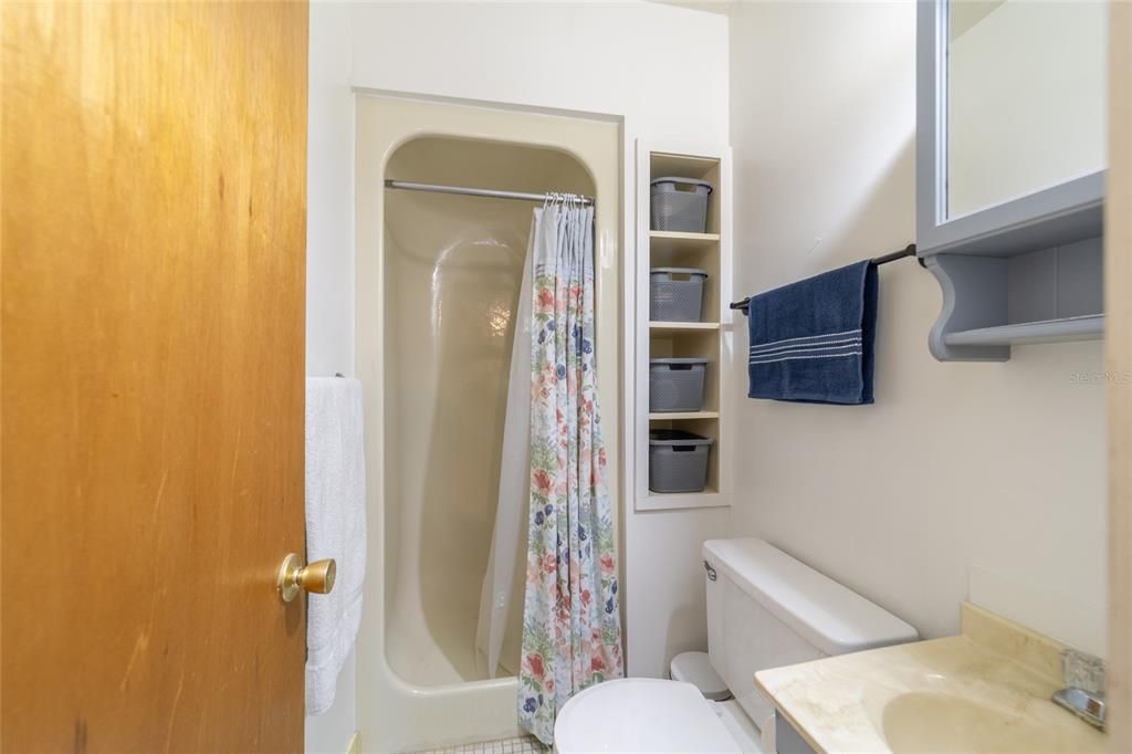 Activo con contrato: $265,000 (4 camas, 2 baños, 1749 Pies cuadrados)