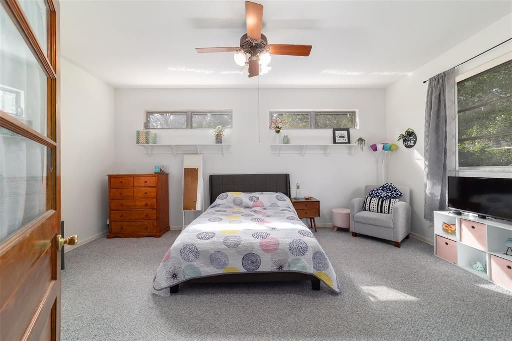 Activo con contrato: $265,000 (4 camas, 2 baños, 1749 Pies cuadrados)