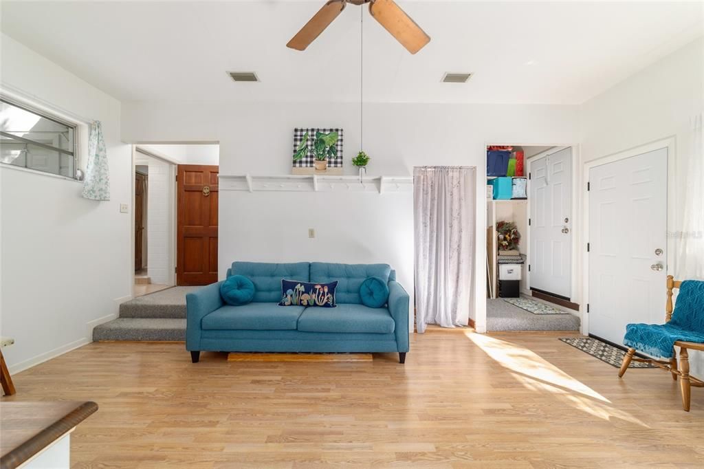 Activo con contrato: $265,000 (4 camas, 2 baños, 1749 Pies cuadrados)