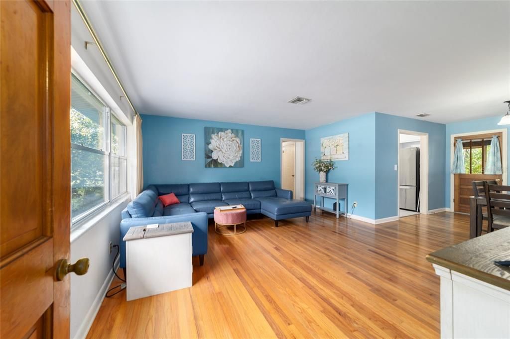 Activo con contrato: $265,000 (4 camas, 2 baños, 1749 Pies cuadrados)