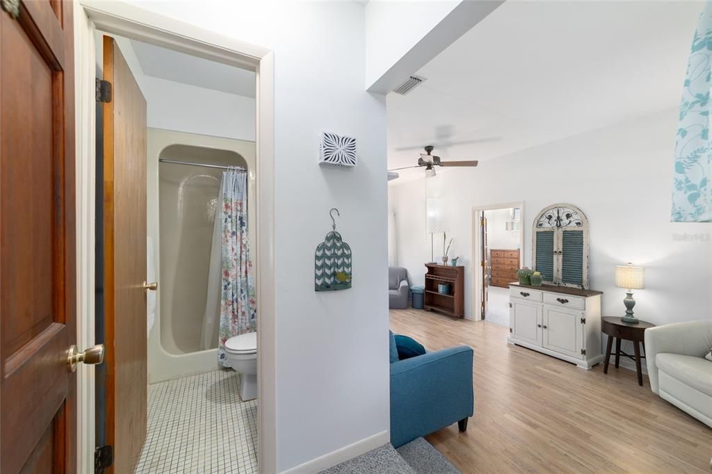 Activo con contrato: $265,000 (4 camas, 2 baños, 1749 Pies cuadrados)