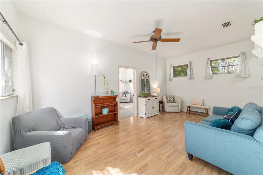 Activo con contrato: $265,000 (4 camas, 2 baños, 1749 Pies cuadrados)