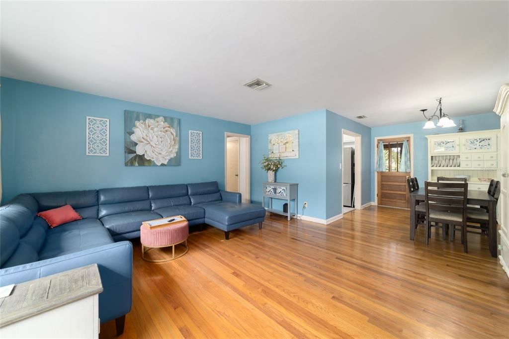 Activo con contrato: $265,000 (4 camas, 2 baños, 1749 Pies cuadrados)