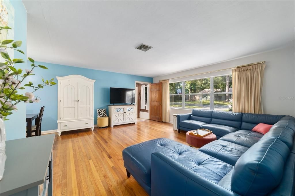 Activo con contrato: $265,000 (4 camas, 2 baños, 1749 Pies cuadrados)