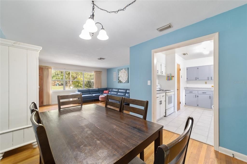 Activo con contrato: $265,000 (4 camas, 2 baños, 1749 Pies cuadrados)