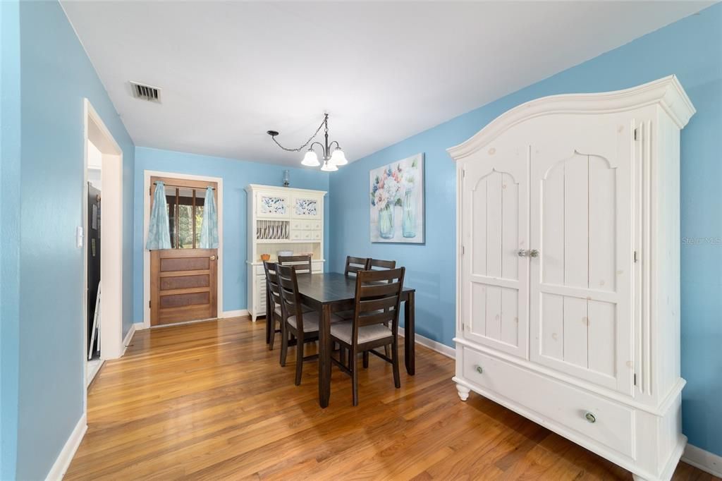 Activo con contrato: $265,000 (4 camas, 2 baños, 1749 Pies cuadrados)