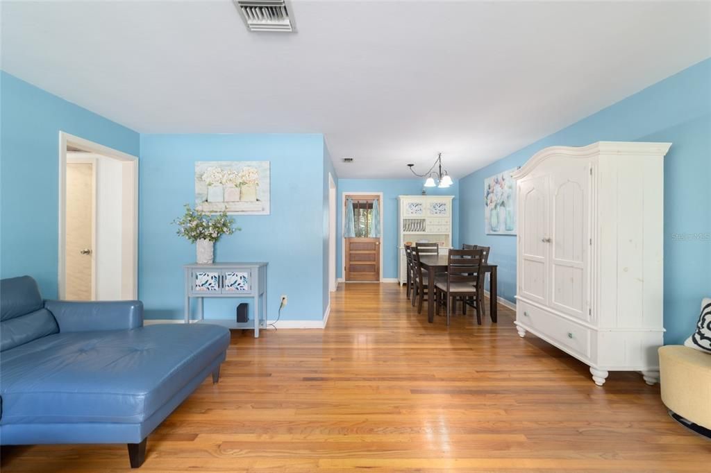 Activo con contrato: $265,000 (4 camas, 2 baños, 1749 Pies cuadrados)