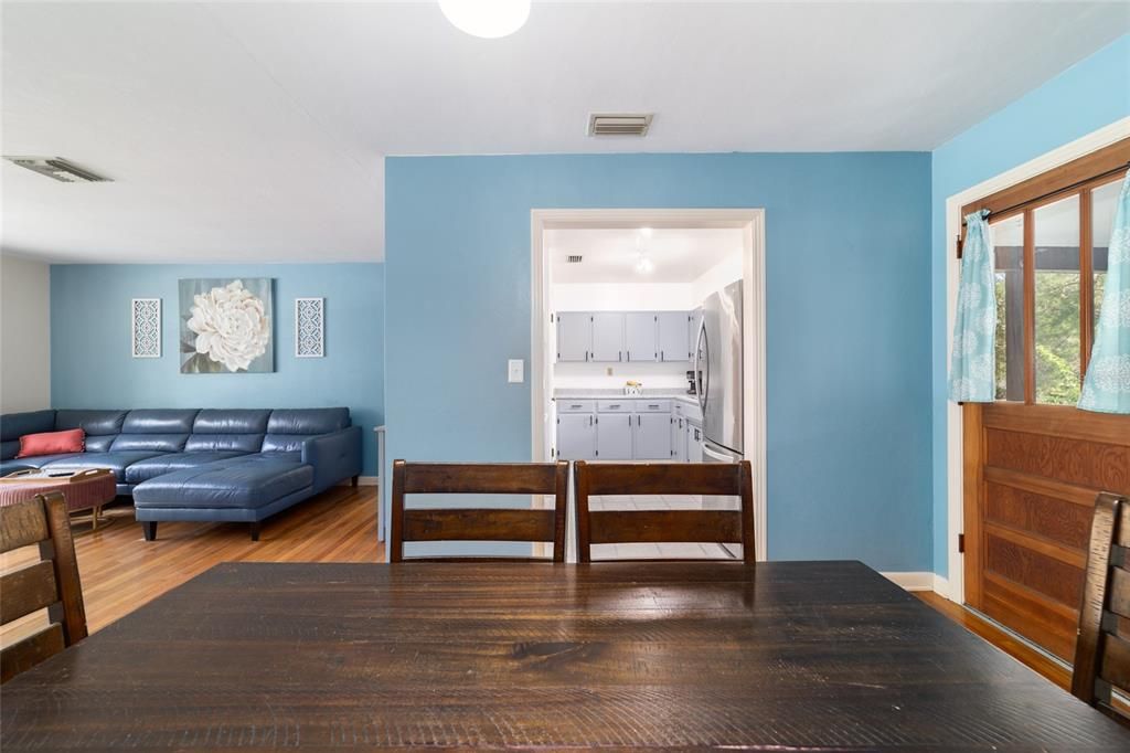 Activo con contrato: $265,000 (4 camas, 2 baños, 1749 Pies cuadrados)