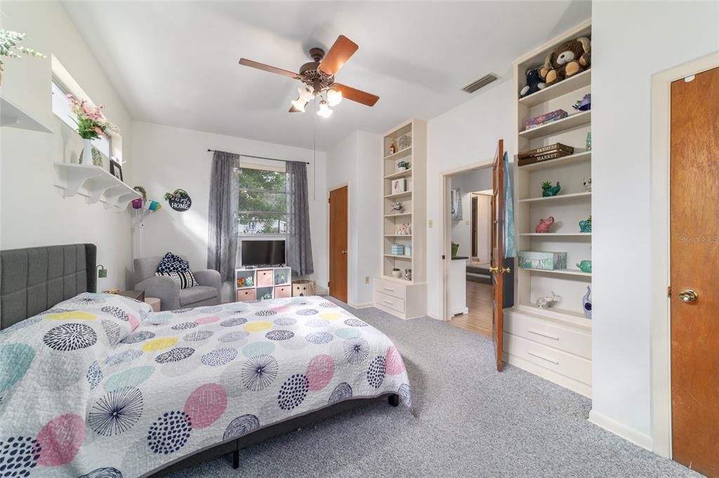 Activo con contrato: $265,000 (4 camas, 2 baños, 1749 Pies cuadrados)