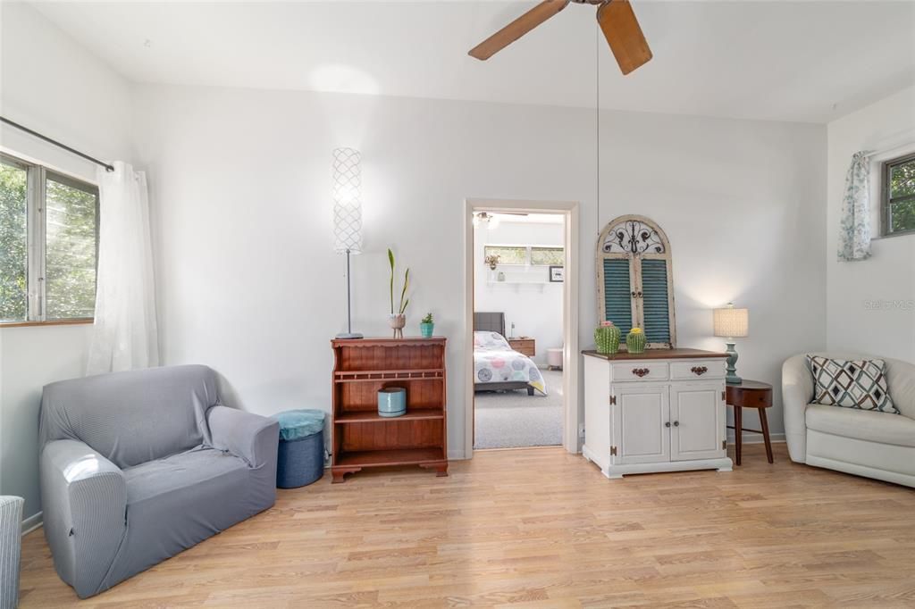 Activo con contrato: $265,000 (4 camas, 2 baños, 1749 Pies cuadrados)