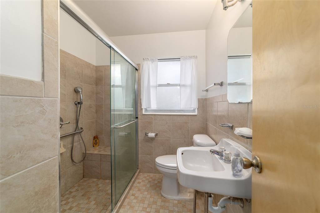 Activo con contrato: $265,000 (4 camas, 2 baños, 1749 Pies cuadrados)