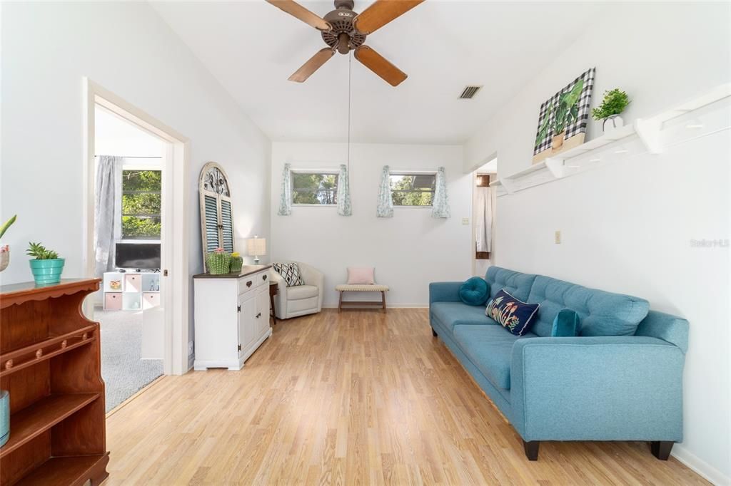 Activo con contrato: $265,000 (4 camas, 2 baños, 1749 Pies cuadrados)