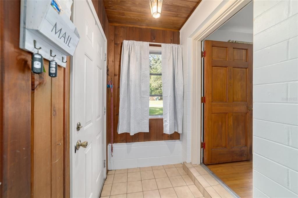 Activo con contrato: $265,000 (4 camas, 2 baños, 1749 Pies cuadrados)