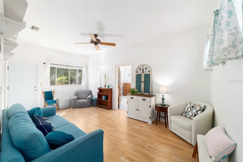 Activo con contrato: $265,000 (4 camas, 2 baños, 1749 Pies cuadrados)