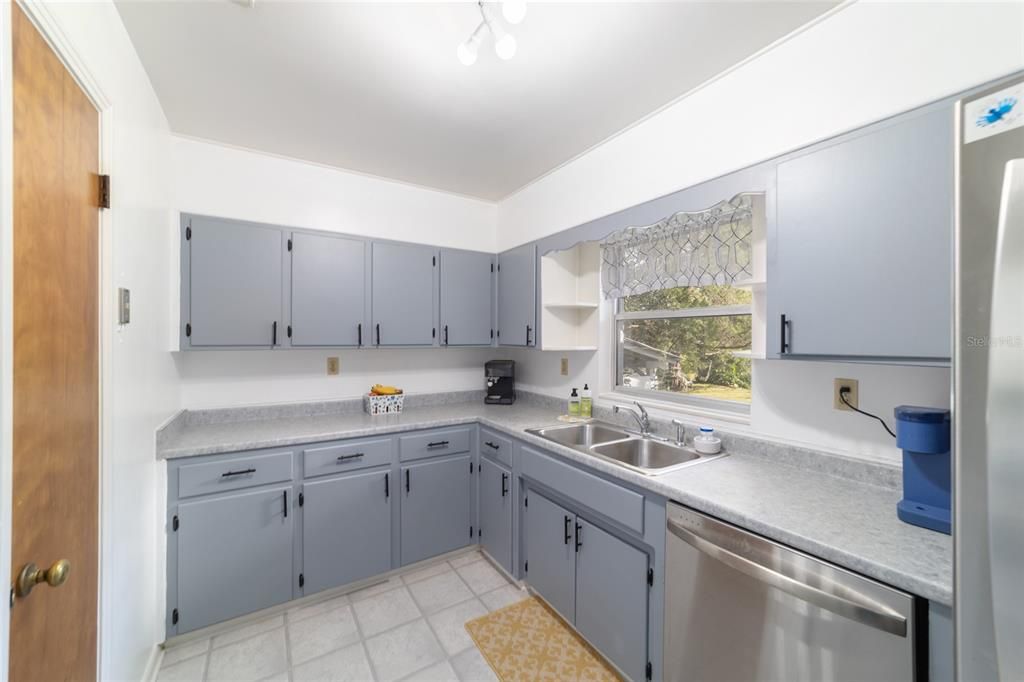 Activo con contrato: $265,000 (4 camas, 2 baños, 1749 Pies cuadrados)