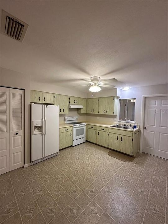 For Rent: $1,350 (3 beds, 2 baths, 1029 Square Feet)