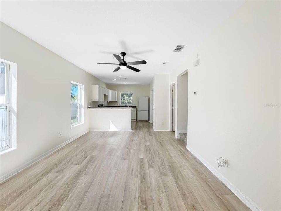 Под контрактом: $249,900 (3 спален, 2 ванн, 1175 Квадратных фут)