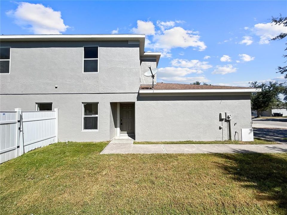 Под контрактом: $249,900 (3 спален, 2 ванн, 1175 Квадратных фут)