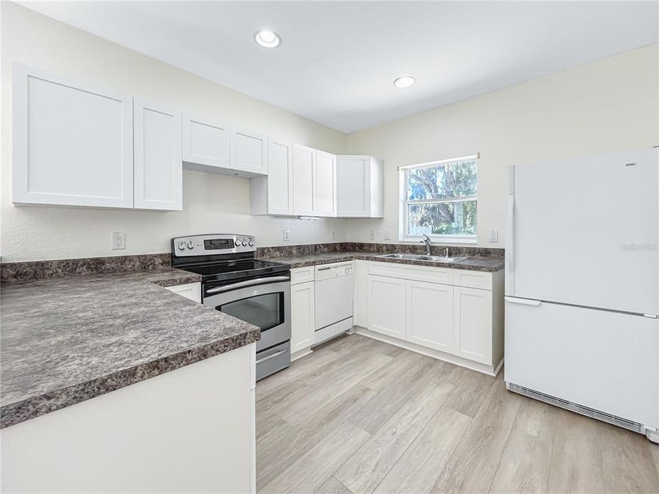 Под контрактом: $249,900 (3 спален, 2 ванн, 1175 Квадратных фут)