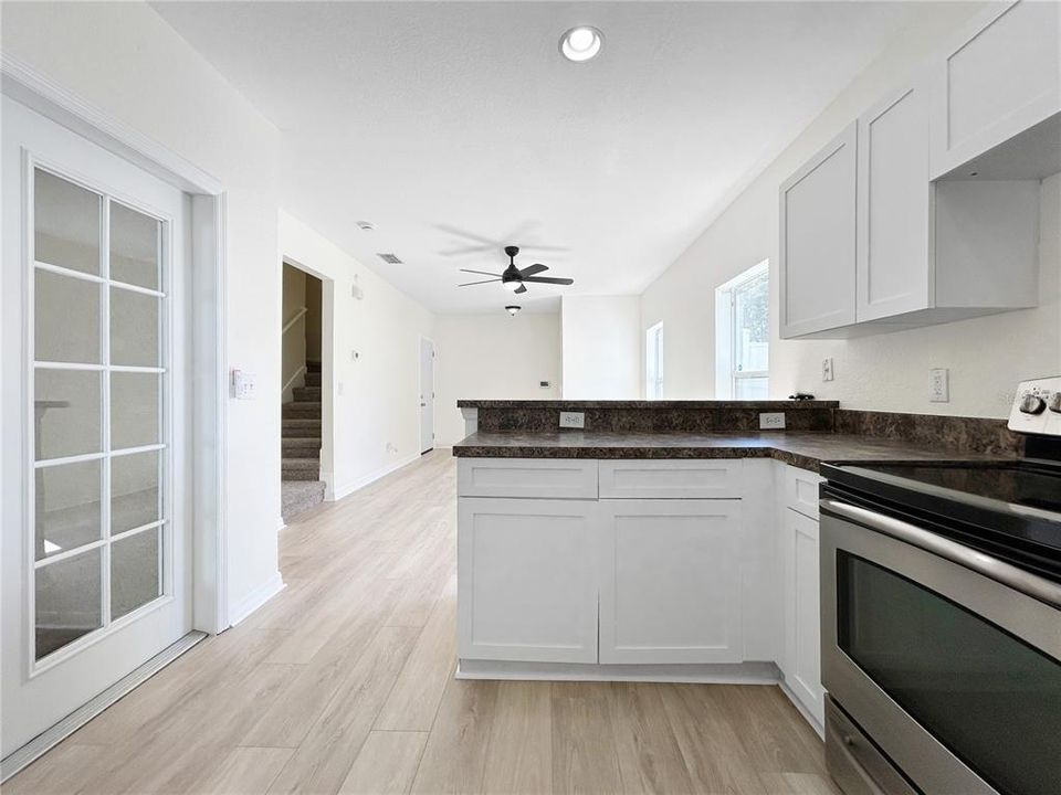 Под контрактом: $249,900 (3 спален, 2 ванн, 1175 Квадратных фут)