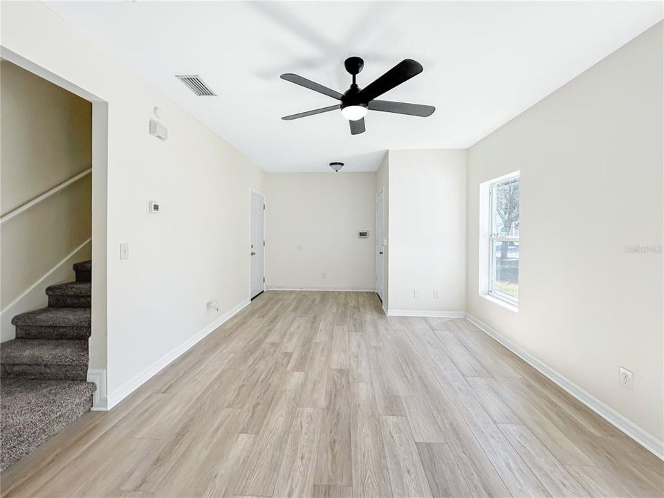 Под контрактом: $249,900 (3 спален, 2 ванн, 1175 Квадратных фут)