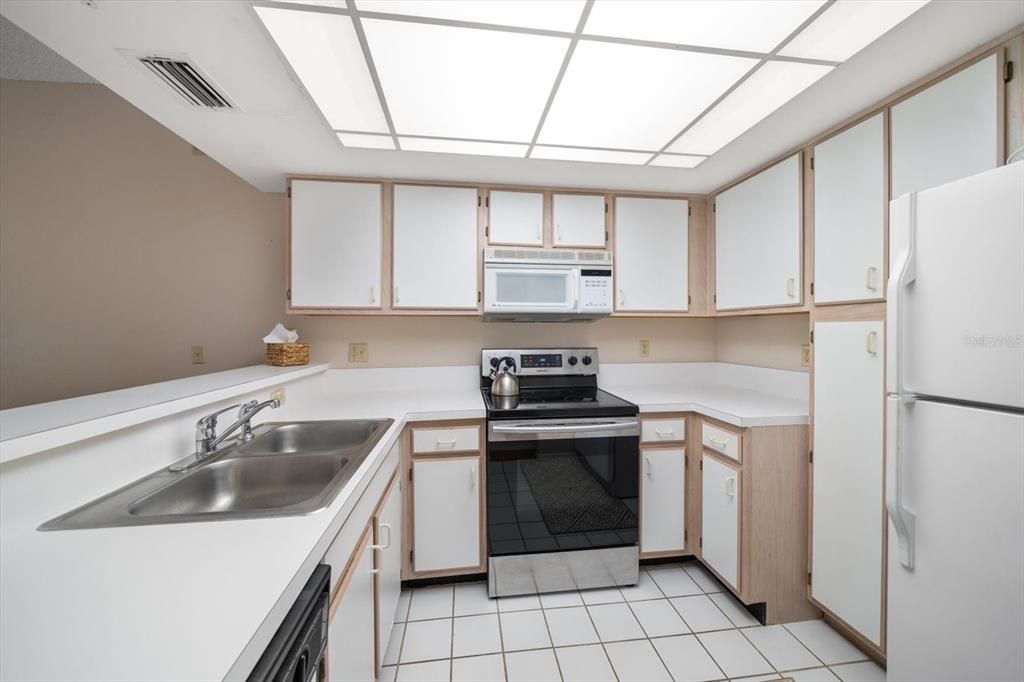 For Sale: $439,000 (3 beds, 3 baths, 1700 Square Feet)