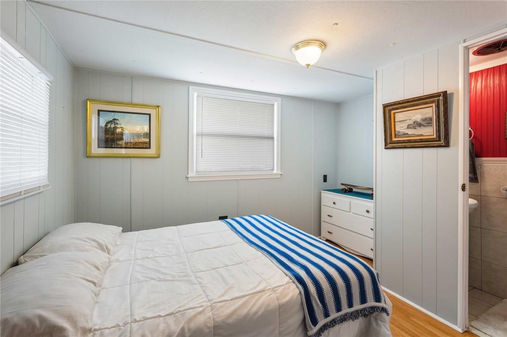 Active With Contract: $99,500 (2 beds, 1 baths, 1028 Square Feet)