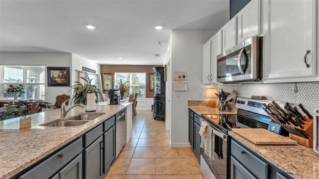 合同活跃: $297,000 (3 贝兹, 2 浴室, 1671 平方英尺)