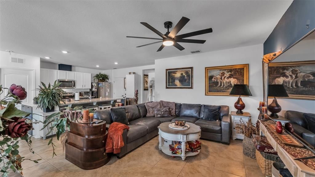 合同活跃: $297,000 (3 贝兹, 2 浴室, 1671 平方英尺)