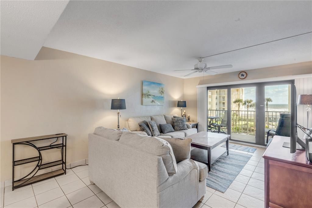 En Venta: $439,000 (2 camas, 2 baños, 944 Pies cuadrados)