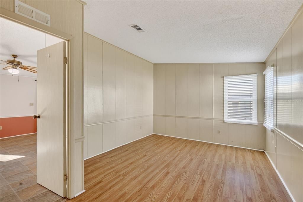 For Sale: $169,900 (2 beds, 1 baths, 936 Square Feet)