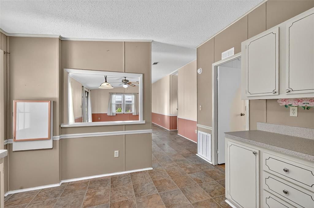 For Sale: $169,900 (2 beds, 1 baths, 936 Square Feet)