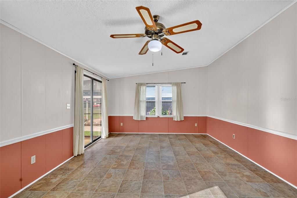 For Sale: $169,900 (2 beds, 1 baths, 936 Square Feet)