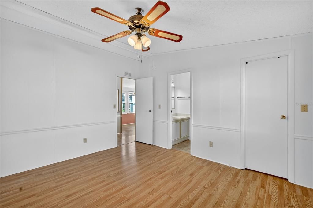 For Sale: $169,900 (2 beds, 1 baths, 936 Square Feet)