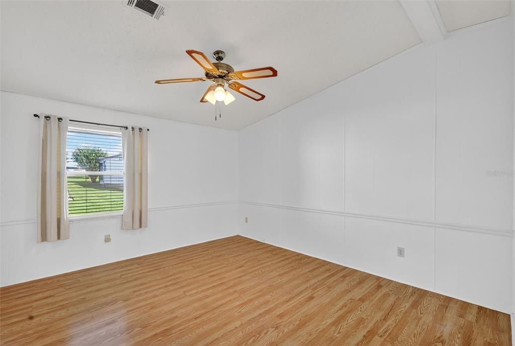 For Sale: $169,900 (2 beds, 1 baths, 936 Square Feet)