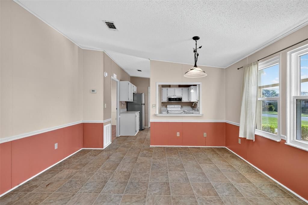 For Sale: $169,900 (2 beds, 1 baths, 936 Square Feet)