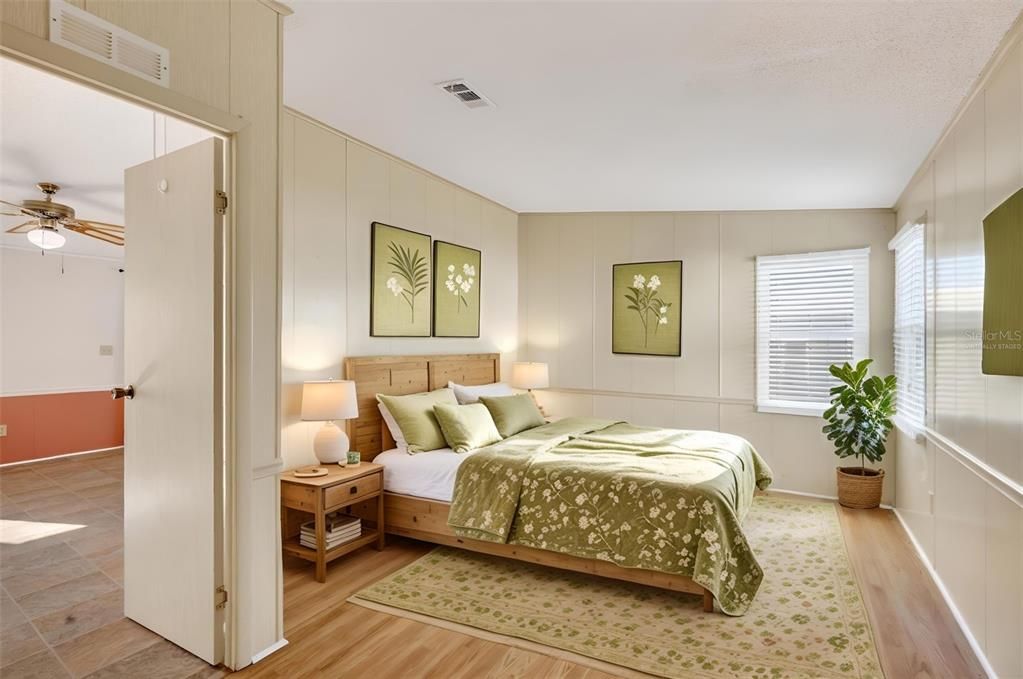 For Sale: $169,900 (2 beds, 1 baths, 936 Square Feet)