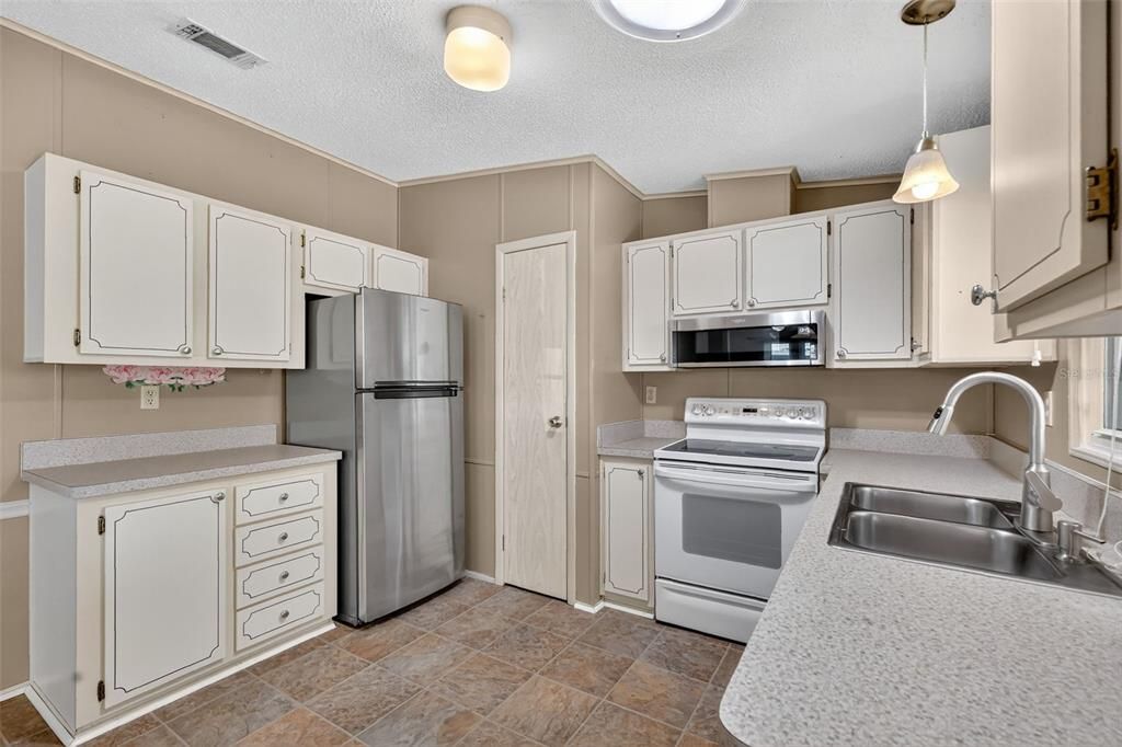 For Sale: $169,900 (2 beds, 1 baths, 936 Square Feet)