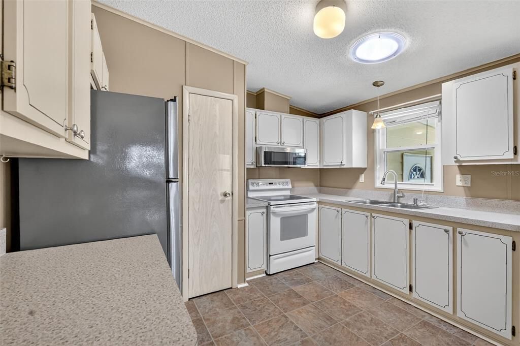 For Sale: $169,900 (2 beds, 1 baths, 936 Square Feet)