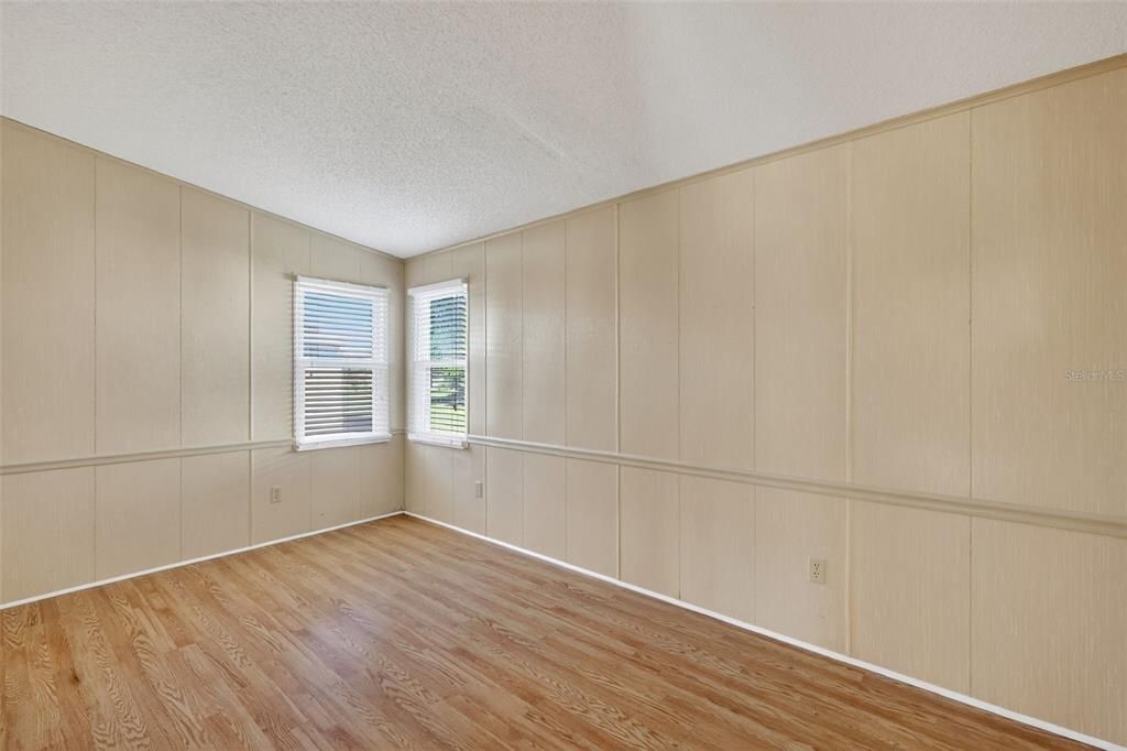 For Sale: $169,900 (2 beds, 1 baths, 936 Square Feet)