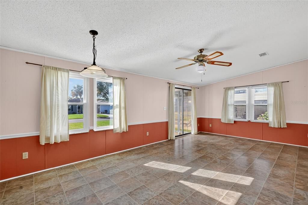 For Sale: $169,900 (2 beds, 1 baths, 936 Square Feet)