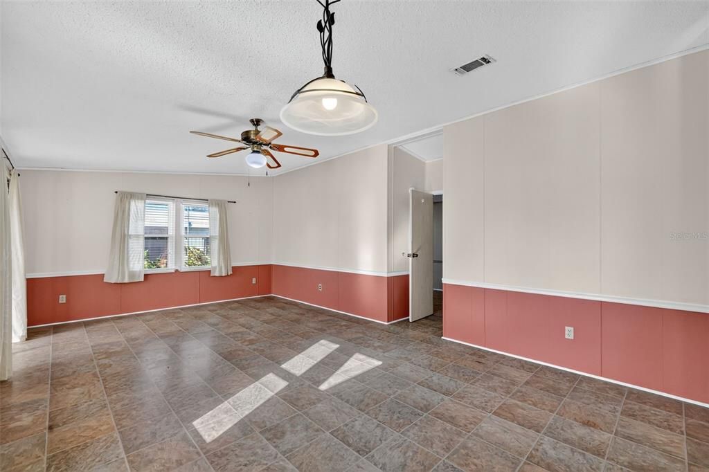 For Sale: $169,900 (2 beds, 1 baths, 936 Square Feet)