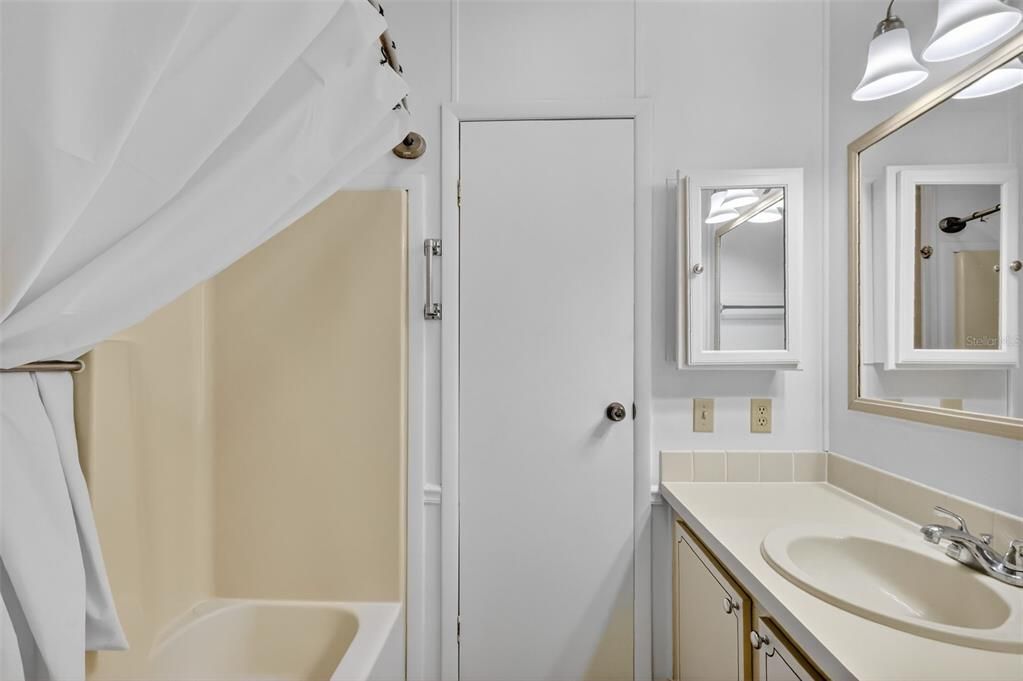 For Sale: $169,900 (2 beds, 1 baths, 936 Square Feet)