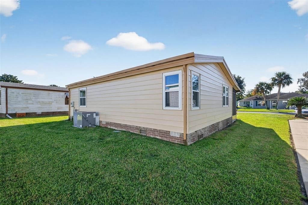 For Sale: $169,900 (2 beds, 1 baths, 936 Square Feet)