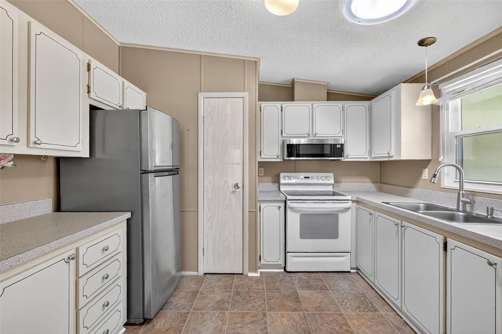 For Sale: $169,900 (2 beds, 1 baths, 936 Square Feet)