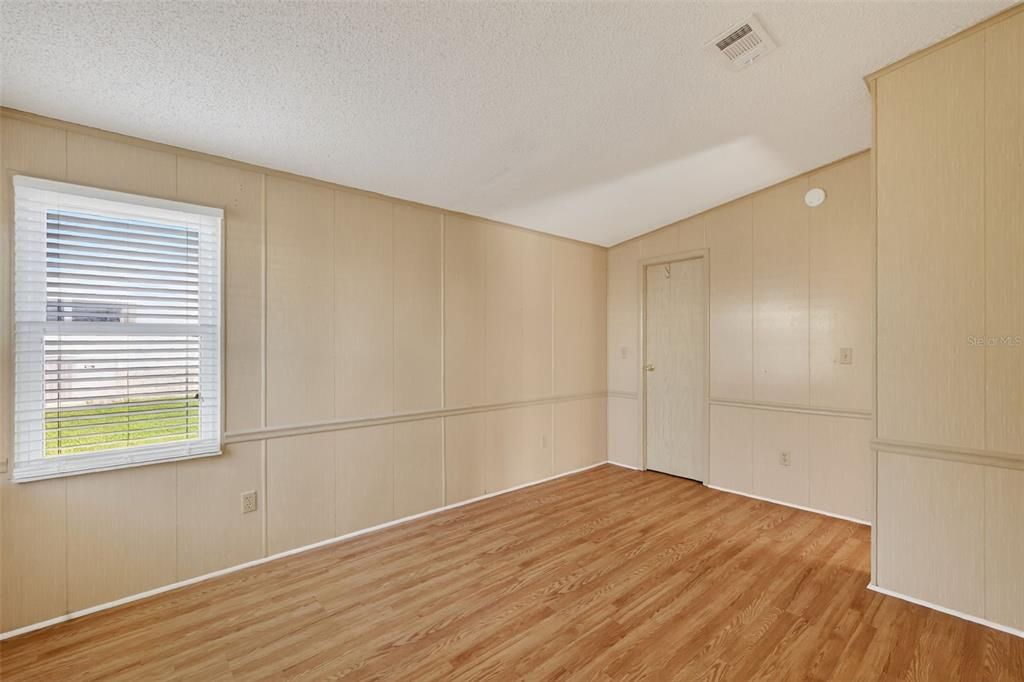 For Sale: $169,900 (2 beds, 1 baths, 936 Square Feet)