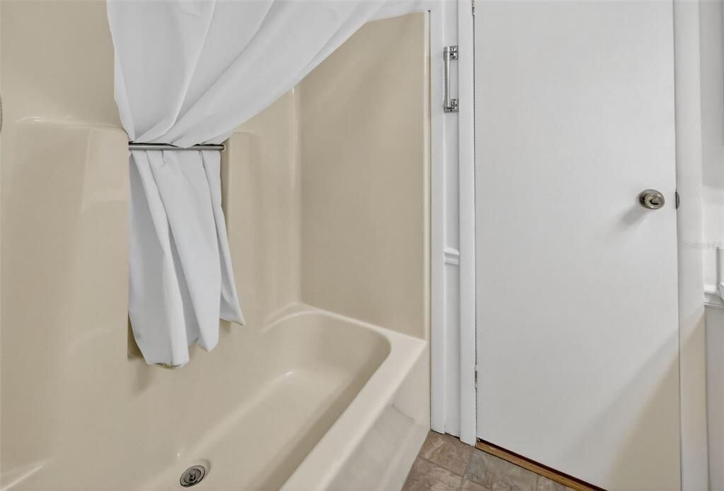 For Sale: $169,900 (2 beds, 1 baths, 936 Square Feet)