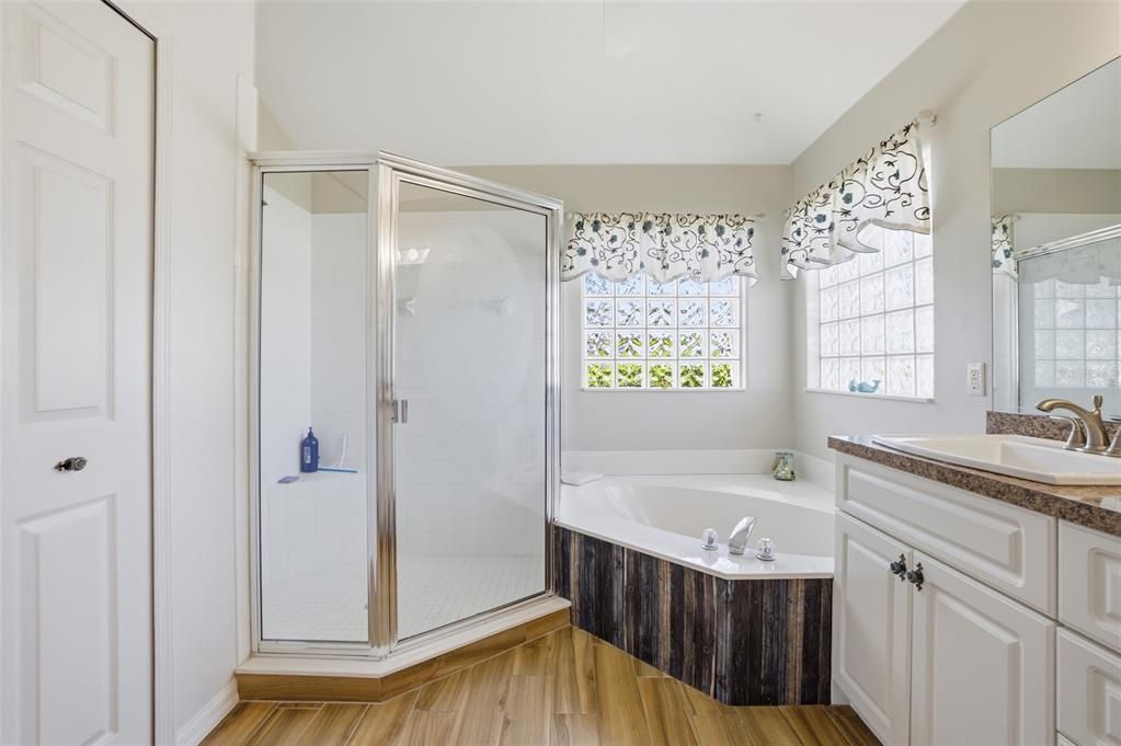 For Sale: $459,000 (2 beds, 2 baths, 1647 Square Feet)