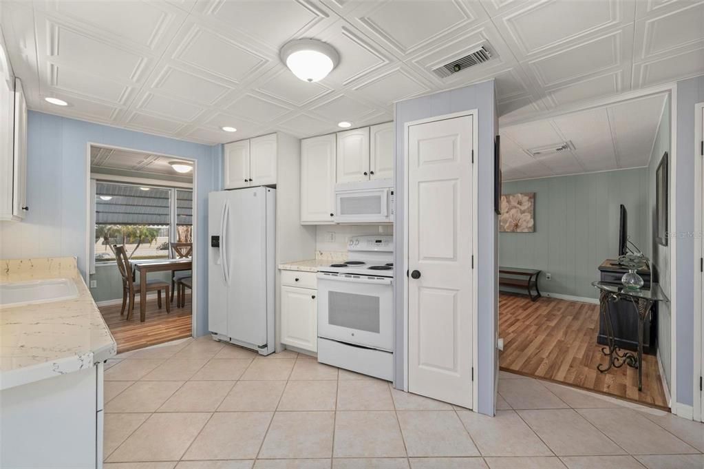 Active With Contract: $135,000 (2 beds, 2 baths, 1152 Square Feet)